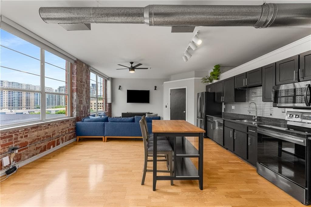 1 bedroom, 1 bathroom, 852 sq ft condominium sold at 800 Peachtree Street 8612, Atlanta, GA 30308