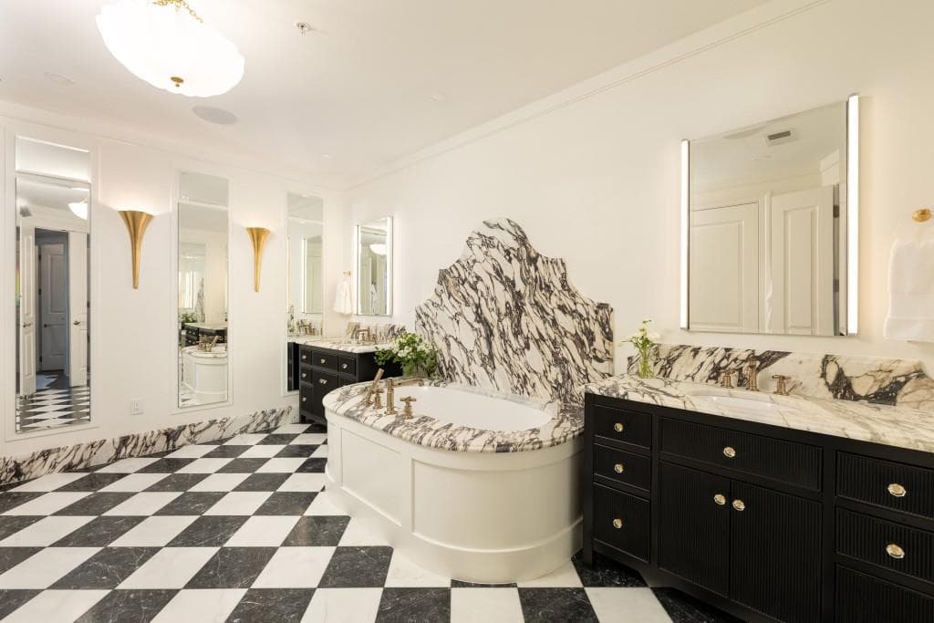 2 bedroom, 3 bathroom, 2,096 sq ft condominium sold at 3344 Peachtree Road 3005, Atlanta, GA 30326