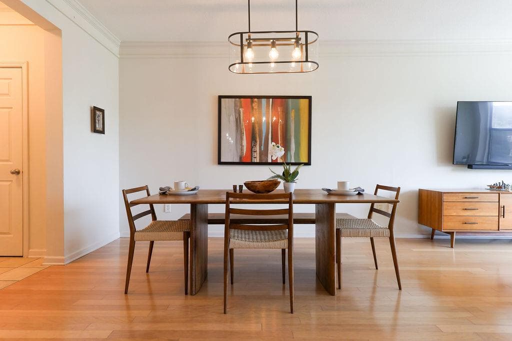 2 bedroom, 1 bathroom, 1,080 sq ft condominium sold at 400 17th Street 2325, Atlanta, GA 30363