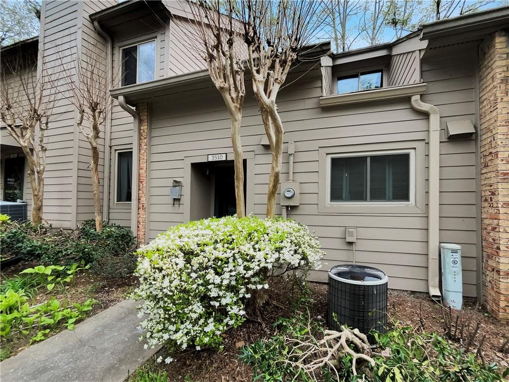2 bedroom, 2 bathroom, 1,288 sq ft condominium sold at 3510 Stonewall Place, Atlanta, GA 30339