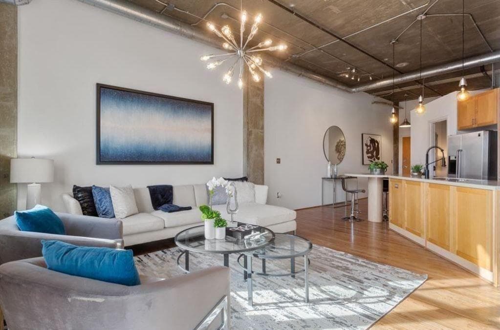 2 bedroom, 2 bathroom, 1,105 sq ft condominium sold at 3235 Roswell Road 615, Atlanta, GA 30305