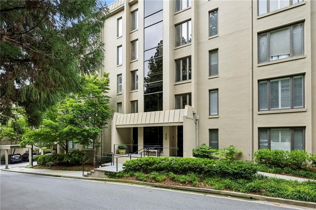 2 bedroom, 2 bathroom, 2,570 sq ft condominium sold at 2769 Peachtree Road 7, Atlanta, GA 30305