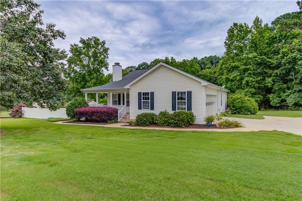 3 bedroom, 2 bathroom, 1,554 sq ft single family residence sold at 212 Monte Lane, Jefferson, GA 30549