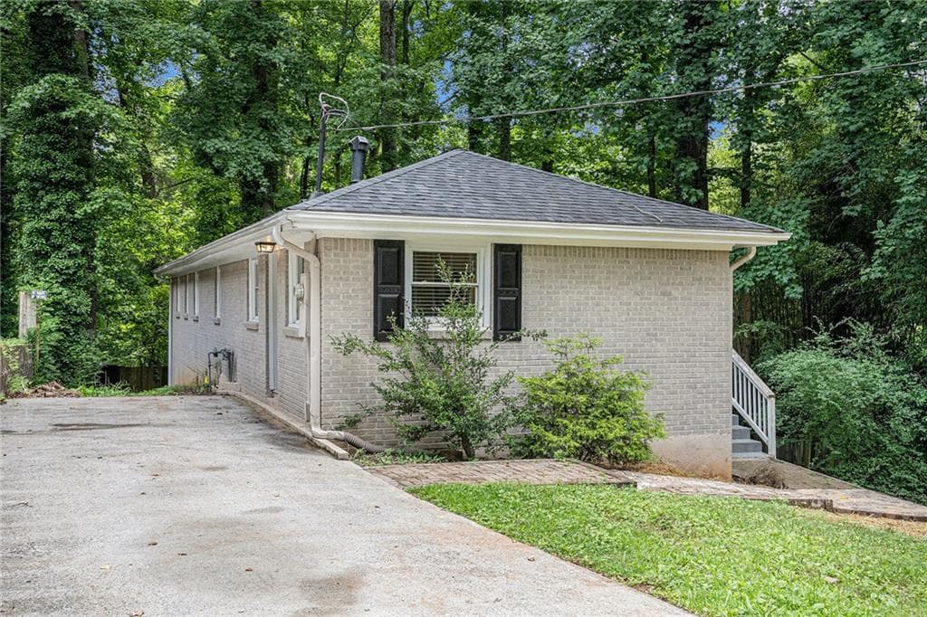 3 bedroom, 2 bathroom, 1,542 sq ft single family residence sold at 2721 GLENVALLEY Drive, Decatur, GA 30032