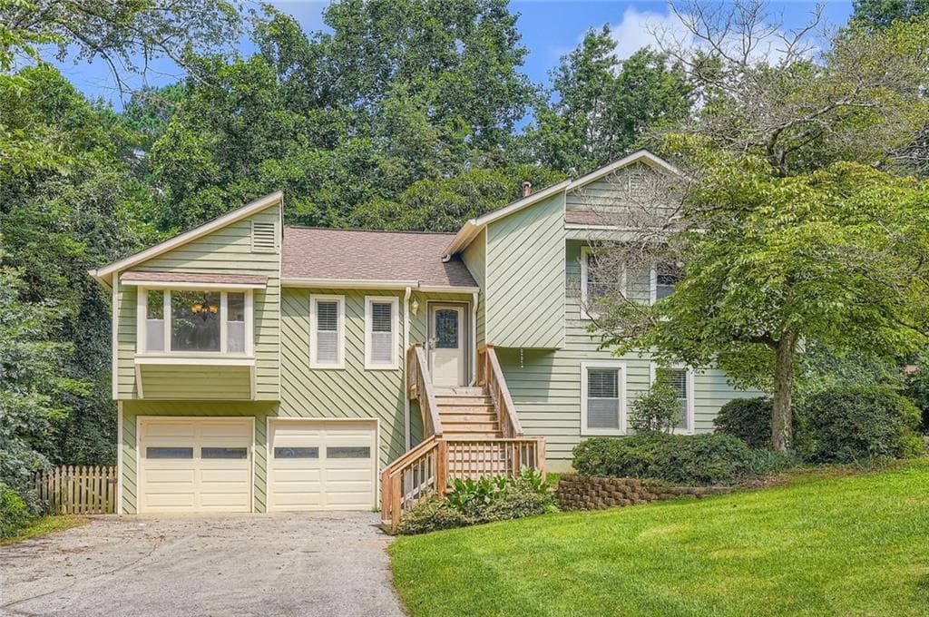 4 bedroom, 3 bathroom, 1,939 sq ft single family residence sold at 5093 Ravenwood Drive, Marietta, GA 30066