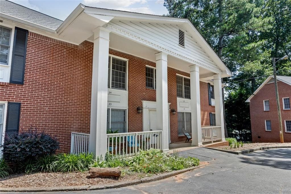 2 bedroom, 1 bathroom, 850 sq ft condominium for sale at 135 E Hill Street 22, Decatur, GA 30030 — photo 3