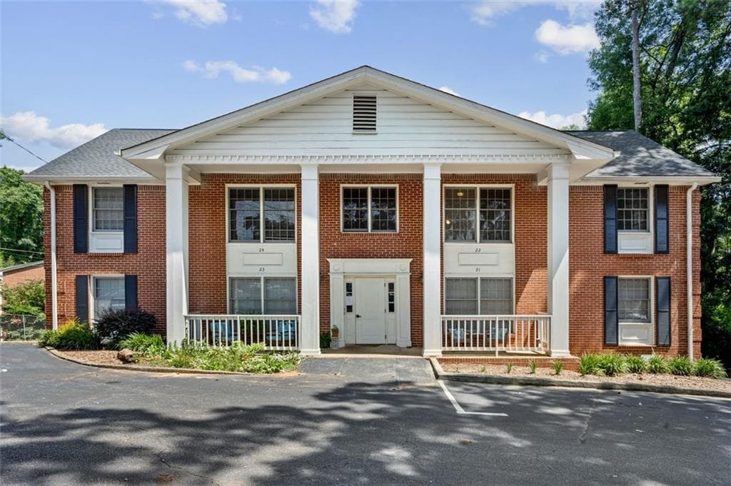 2 bedroom, 1 bathroom, 850 sq ft condominium for sale at 135 E Hill Street 22, Decatur, GA 30030 — photo 2