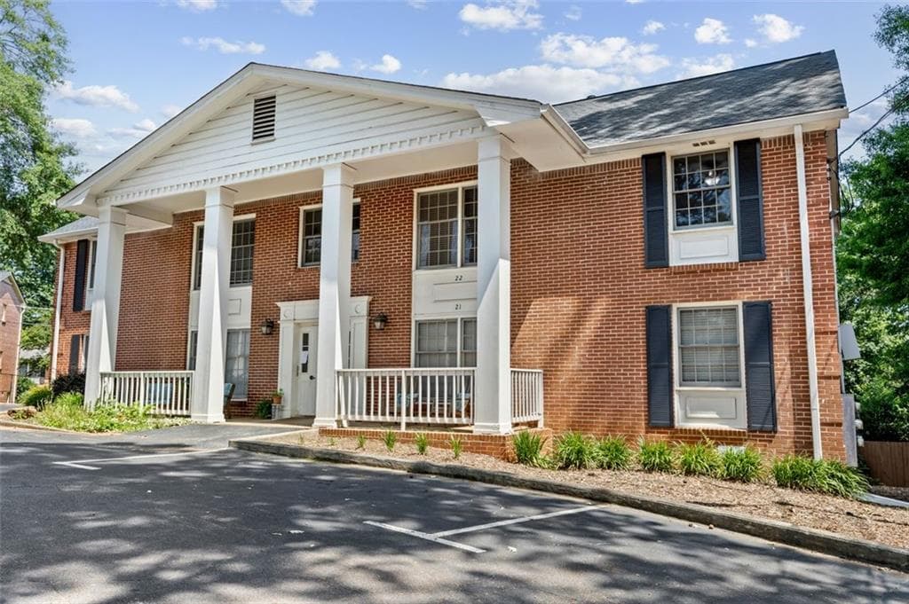 2 bedroom, 1 bathroom, 850 sq ft condominium for sale at 135 E Hill Street 22, Decatur, GA 30030 — photo 4