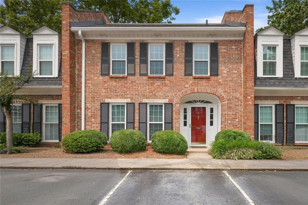 3 bedroom, 3 bathroom, 1,560 sq ft townhouse sold at 5 Palace Green Place, Atlanta, GA 30318