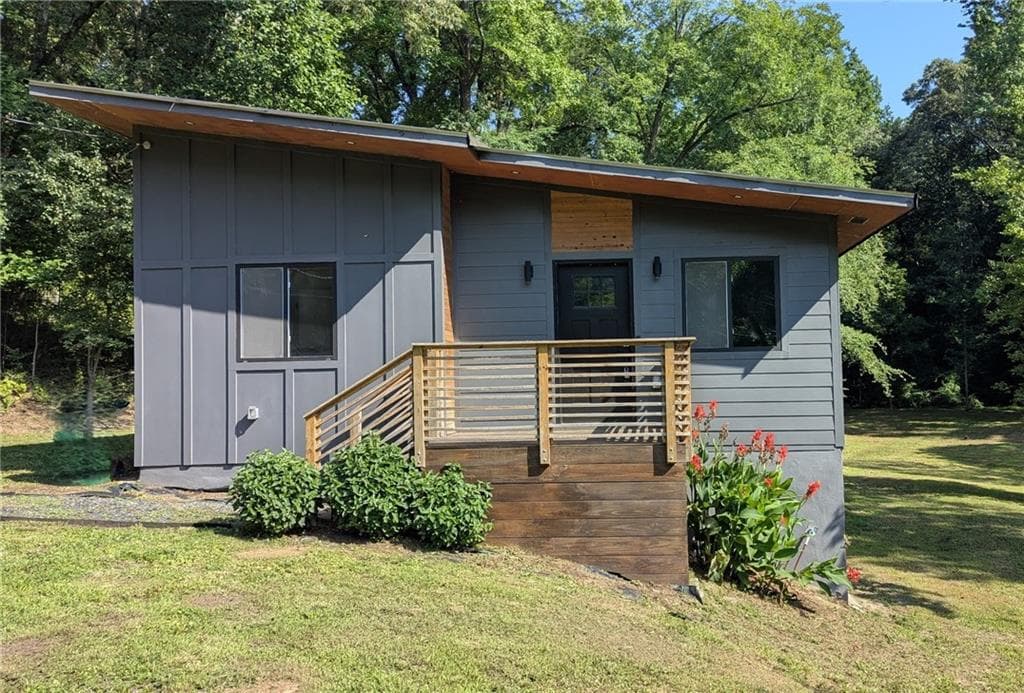 2 bedroom, 2 bathroom, 700 sq ft single family residence sold at 1092 Hillcrest Drive, Atlanta, GA 30316