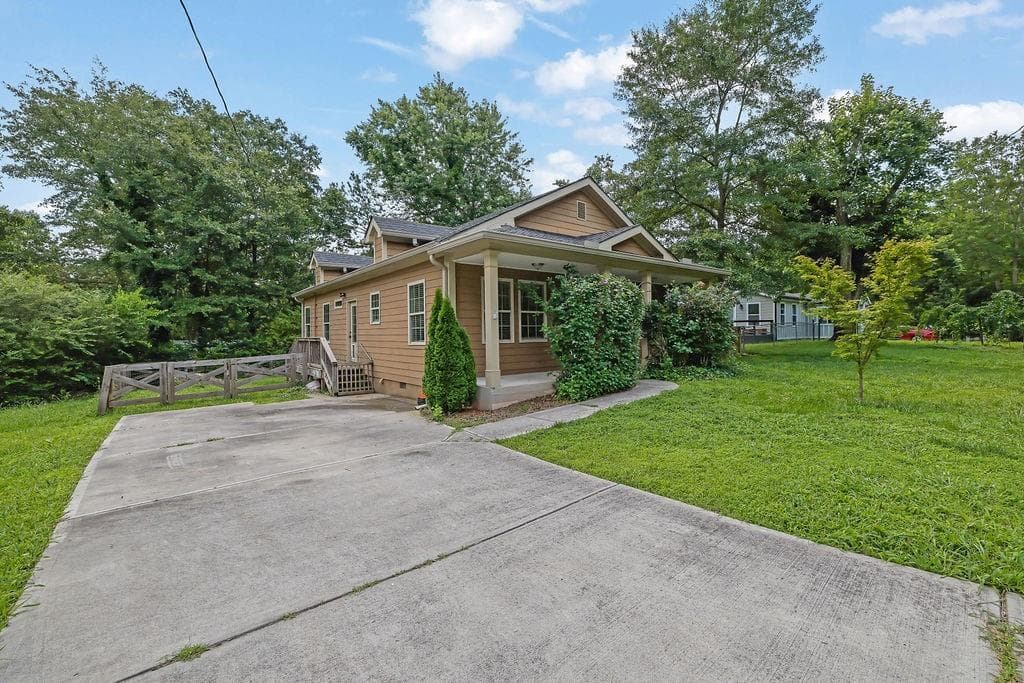 3 bedroom, 2 bathroom, 1,380 sq ft single family residence sold at 219 1st Street, Woodstock, GA 30188