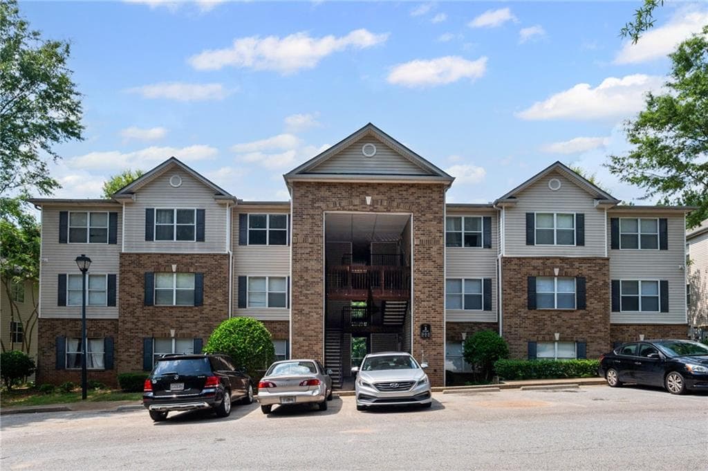 3 bedroom, 2 bathroom, 1,202 sq ft condominium for sale at 3303 Par Three Way, Lithonia, GA 30038 — photo 1 of 27