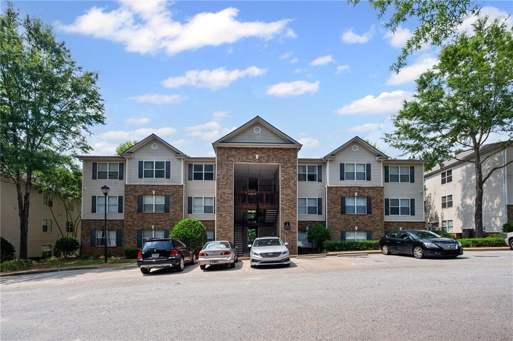 3 bedroom, 2 bathroom, 1,202 sq ft condominium for sale at 3303 Par Three Way, Lithonia, GA 30038 — photo 2