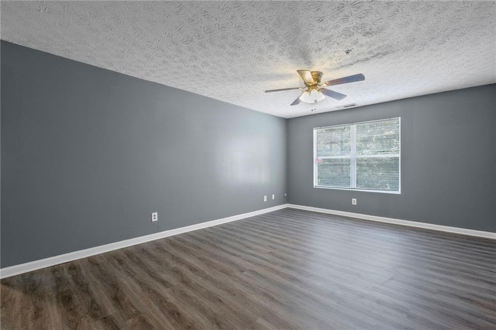 3 bedroom, 2 bathroom, 1,202 sq ft condominium for sale at 3303 Par Three Way, Lithonia, GA 30038 — photo 3