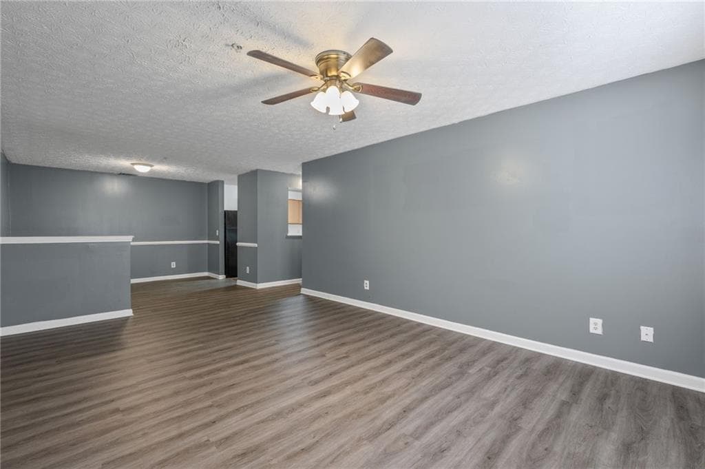 3 bedroom, 2 bathroom, 1,202 sq ft condominium for sale at 3303 Par Three Way, Lithonia, GA 30038 — photo 4