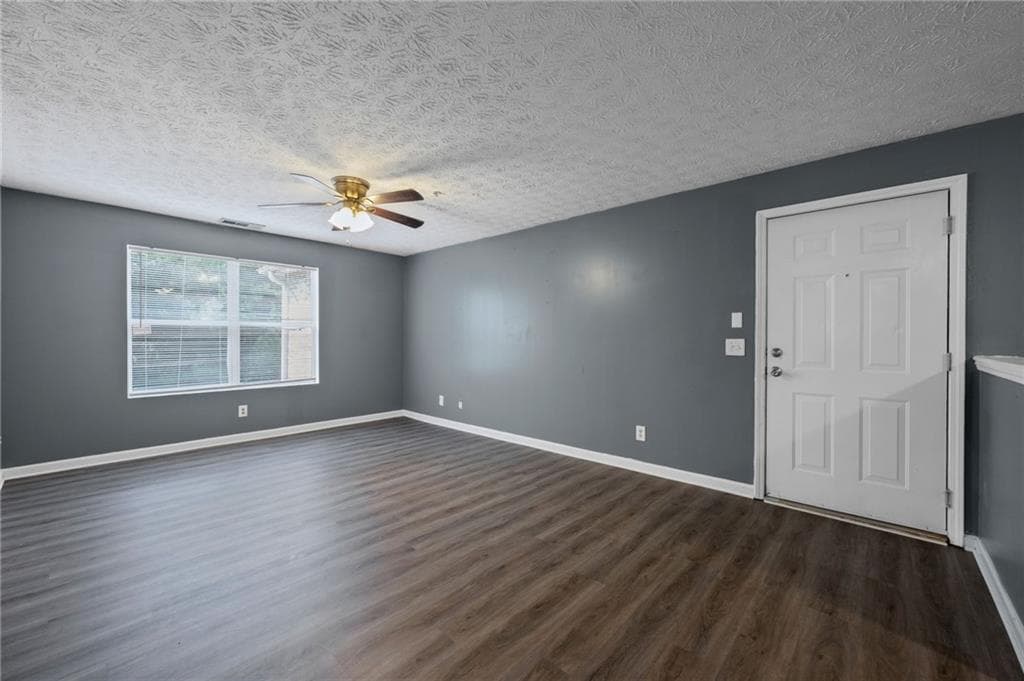 3 bedroom, 2 bathroom, 1,202 sq ft condominium for sale at 3303 Par Three Way, Lithonia, GA 30038 — photo 6