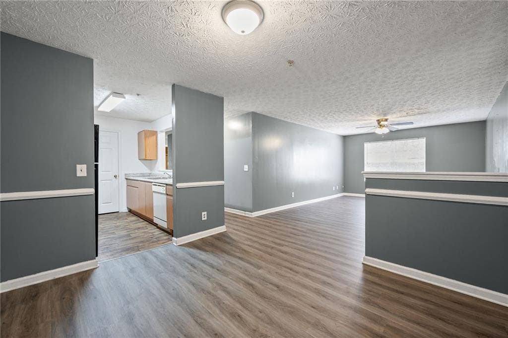 3 bedroom, 2 bathroom, 1,202 sq ft condominium for sale at 3303 Par Three Way, Lithonia, GA 30038 — photo 8