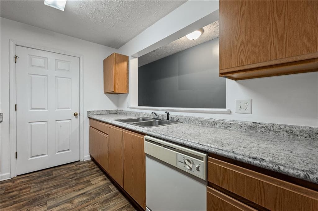 3 bedroom, 2 bathroom, 1,202 sq ft condominium for sale at 3303 Par Three Way, Lithonia, GA 30038 — photo 9