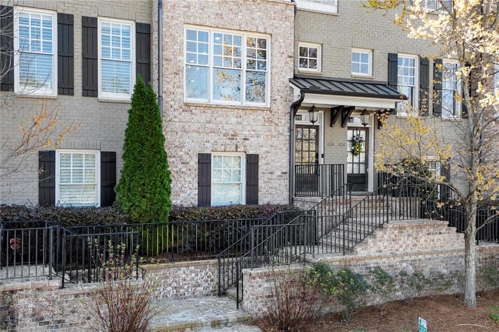 3 bedroom, 4 bathroom, 2,126 sq ft townhouse sold at 226 Chastain Preserve Lane, Atlanta, GA 30342