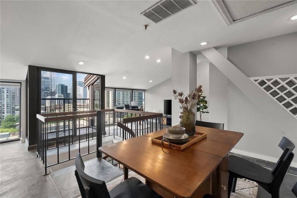 1 bedroom, 2 bathroom, 1,320 sq ft condominium sold at 30 5th Street 1010, Atlanta, GA 30308