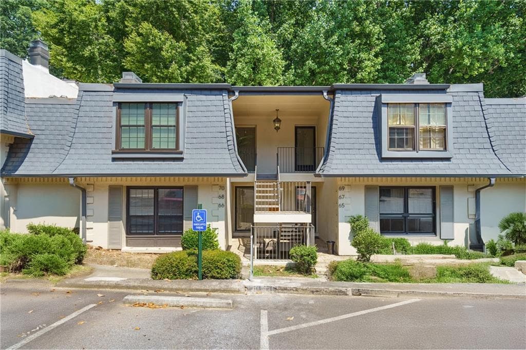 1 bedroom, 1 bathroom, 950 sq ft condominium sold at 68 La Rue Place, Atlanta, GA 30327