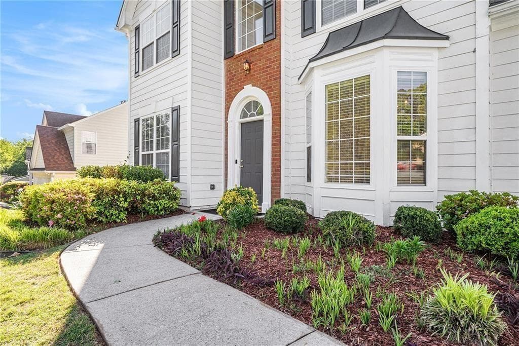 3 bedroom, 3 bathroom, 2,292 sq ft single family residence under contract at 1916 Oakwood Grove Drive, Snellville, GA 30078 — photo 3