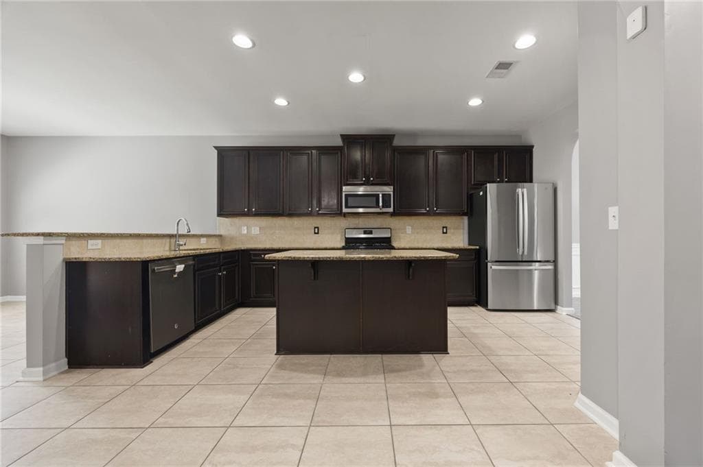 7 bedroom, 5 bathroom, 5,116 sq ft single family residence under contract at 5253 Rosewood Place, Fairburn, GA 30213 — photo 10