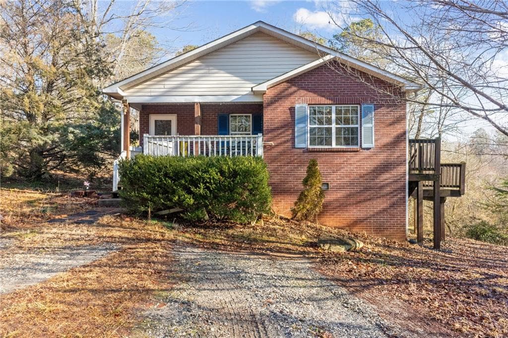 3 bedroom, 1 bathroom, 1,192 sq ft single family residence sold at 110 Clearview Street, Clarkesville, GA 30523