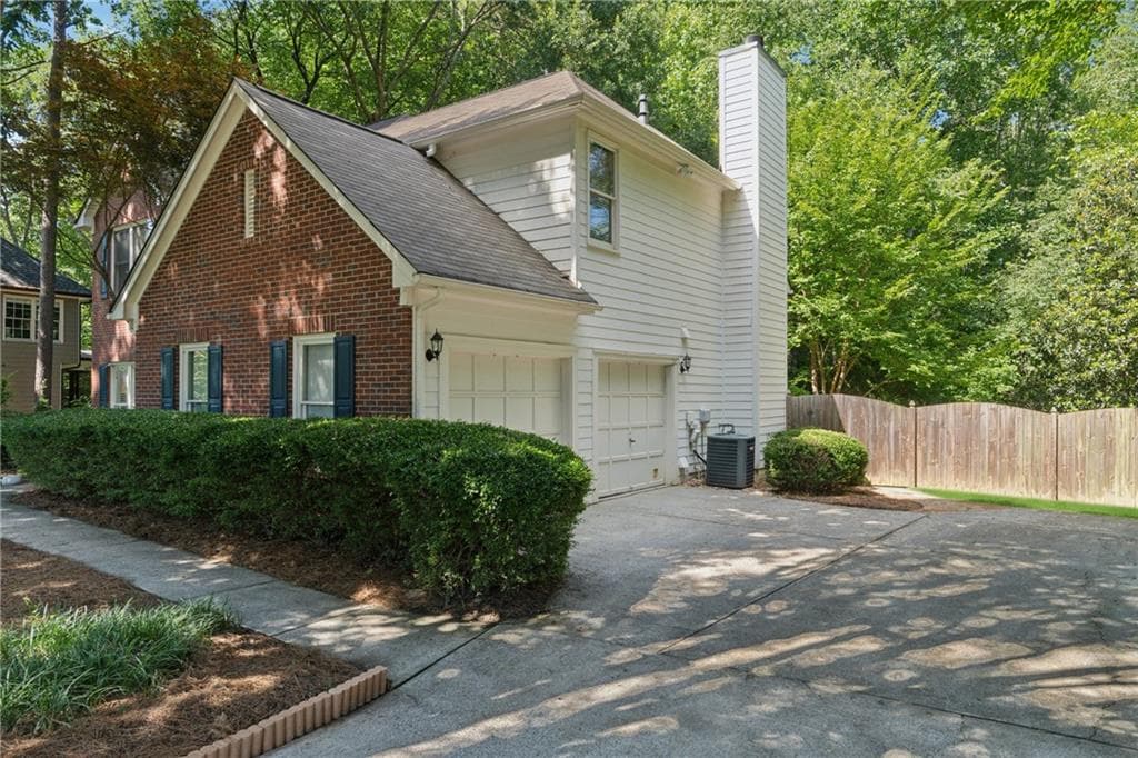 3 bedroom, 3 bathroom, 1,900 sq ft single family residence under contract at 6520 Fairfield Trace, Suwanee, GA 30024 — photo 4