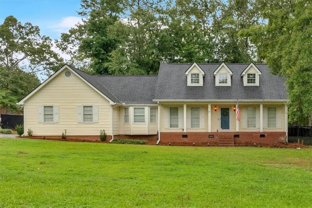 3 bedroom, 3 bathroom, 2,353 sq ft single family residence under contract at 201 Rollingwood Circle, Rome, GA 30165
