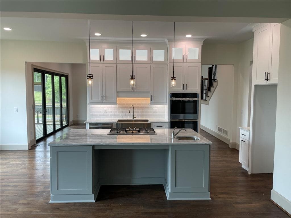 6 bedroom, 5 bathroom, 4,888 sq ft single family residence under contract at 987 Kora Drive, Marietta, GA 30064 — photo 9