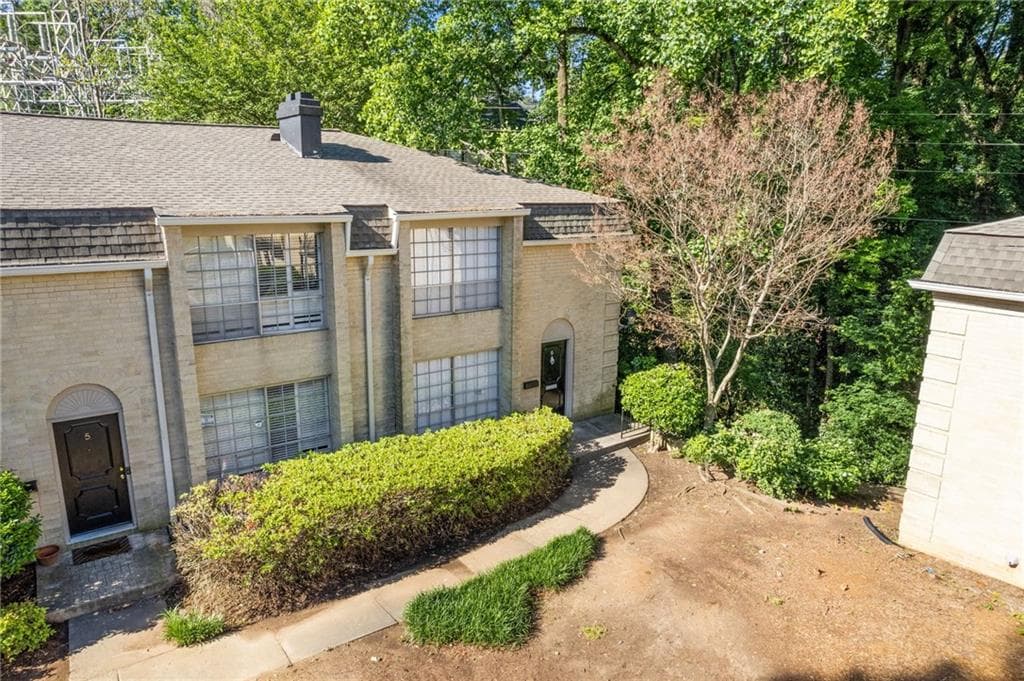 2 bedroom, 2 bathroom, 1,324 sq ft condominium sold at 5400 Roswell Road APT E6, Sandy Springs, GA 30342