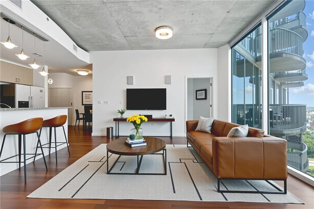 2 bedroom, 2 bathroom, 1,127 sq ft condominium for sale at 400 W Peachtree Street 2713, Atlanta, GA 30308 — photo 2