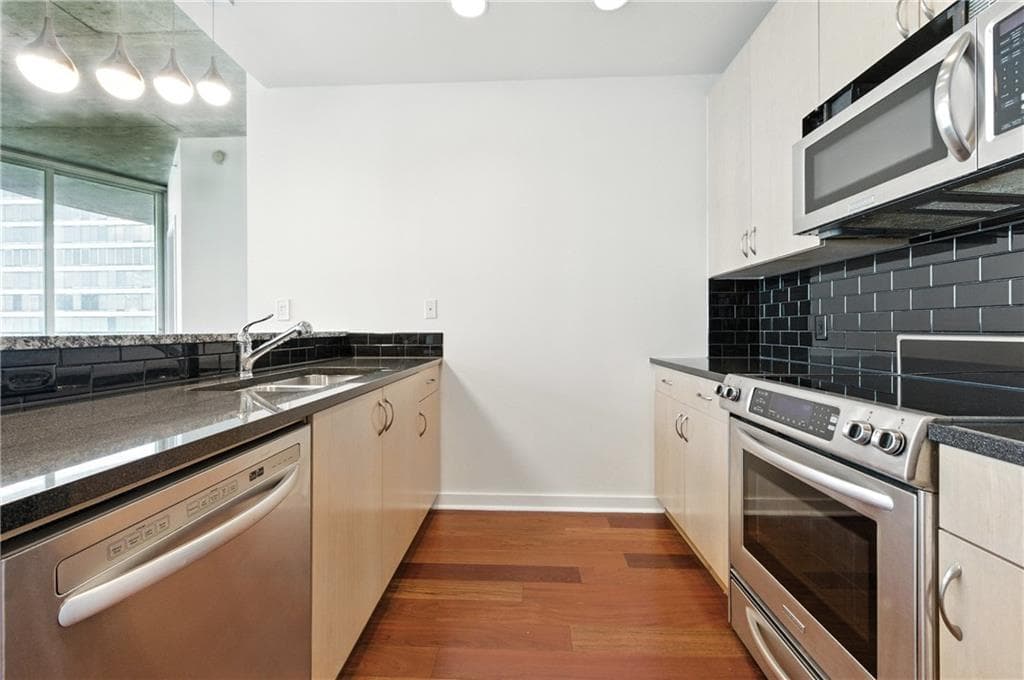 2 bedroom, 2 bathroom, 1,127 sq ft condominium for sale at 400 W Peachtree Street 2713, Atlanta, GA 30308 — photo 7