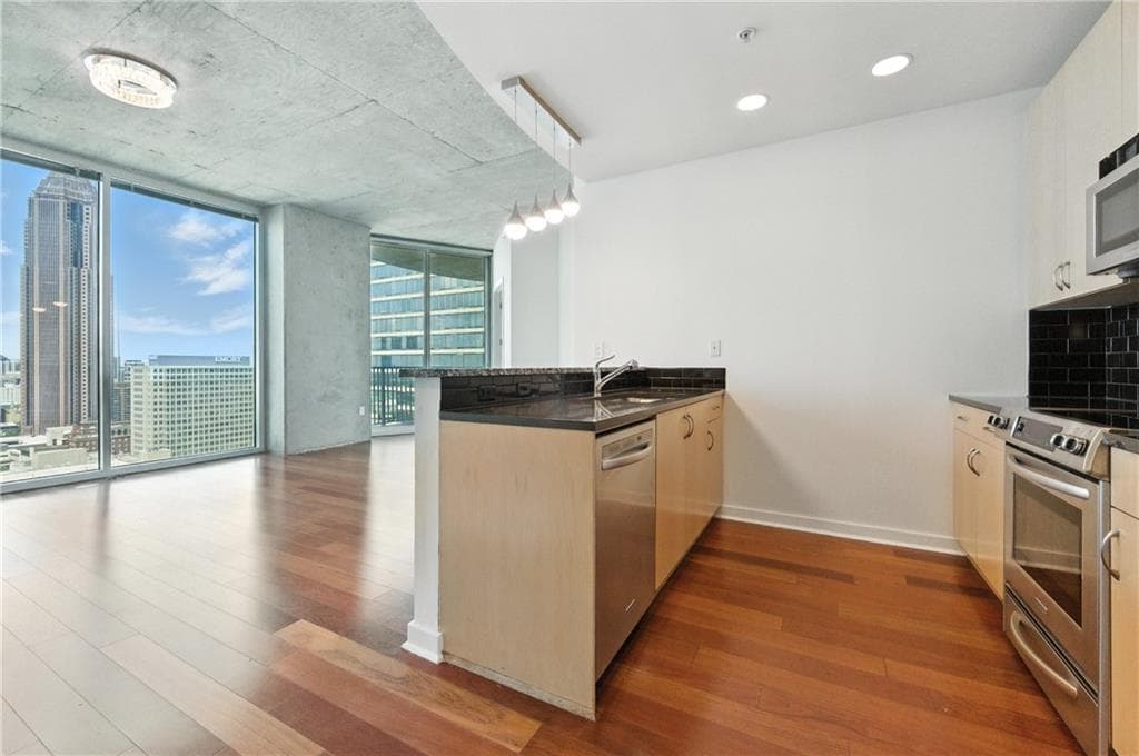 2 bedroom, 2 bathroom, 1,127 sq ft condominium for sale at 400 W Peachtree Street 2713, Atlanta, GA 30308 — photo 8