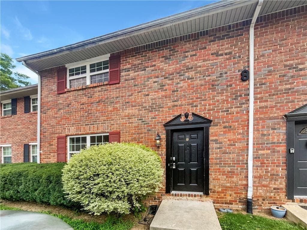 3 bedroom, 3 bathroom, 2,223 sq ft condominium sold at 6354 Shannon Parkway 8B, Union City, GA 30291