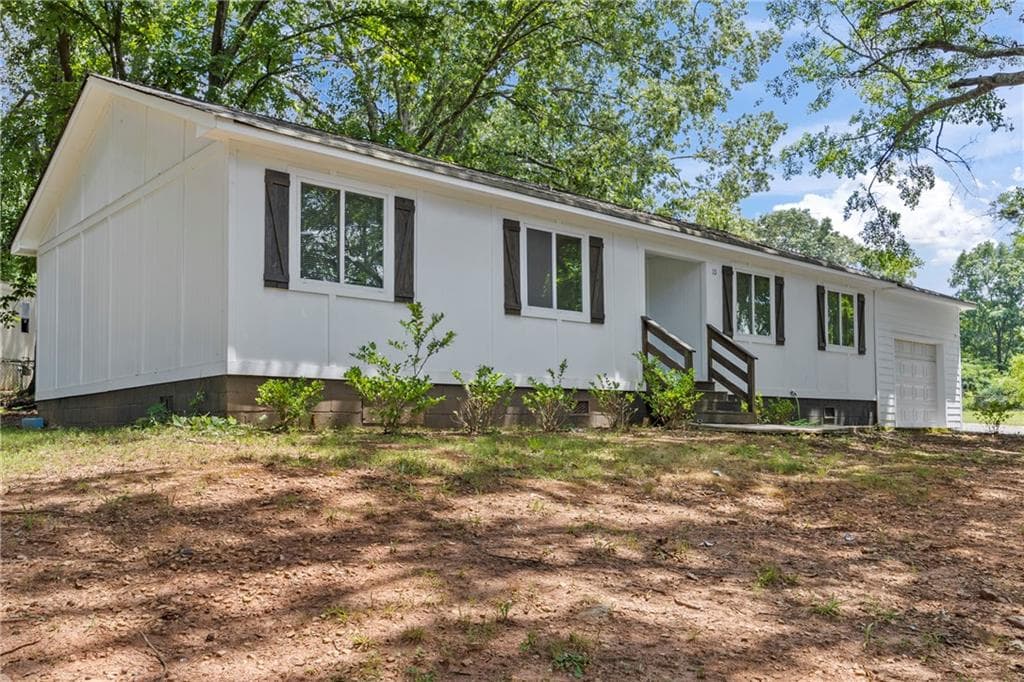 3 bedroom, 2 bathroom, 1,262 sq ft single family residence for sale at 10 Caroline Drive, Stockbridge, GA 30281 — photo 2