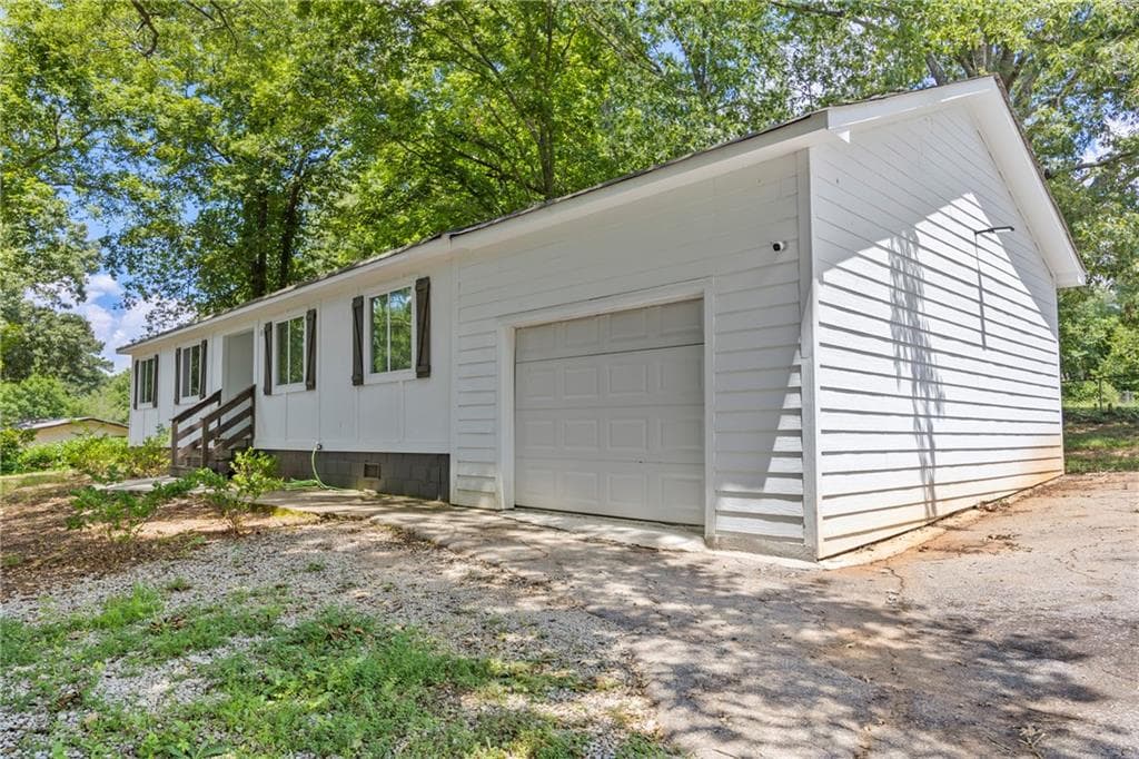 3 bedroom, 2 bathroom, 1,262 sq ft single family residence for sale at 10 Caroline Drive, Stockbridge, GA 30281 — photo 3