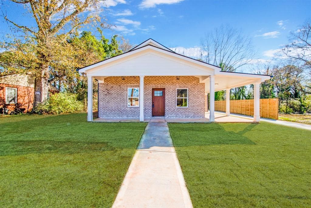 3 bedroom, 2 bathroom, 2,061 sq ft single family residence sold at 112 E Fambrough Street, Monroe, GA 30655