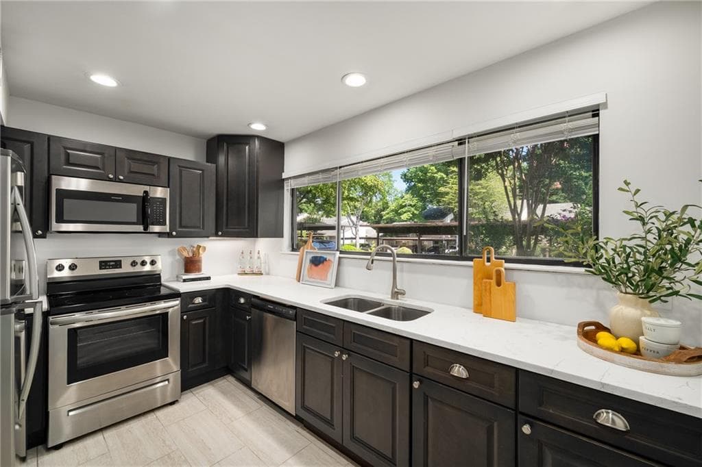 2 bedroom, 3 bathroom, 1,386 sq ft townhouse sold at 1923 Variations Drive, Atlanta, GA 30329