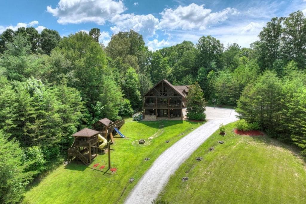 4 bedroom, 4 bathroom, 3,712 sq ft single family residence under contract at 11370 Morganton Highway, Morganton, GA 30560 — photo 9