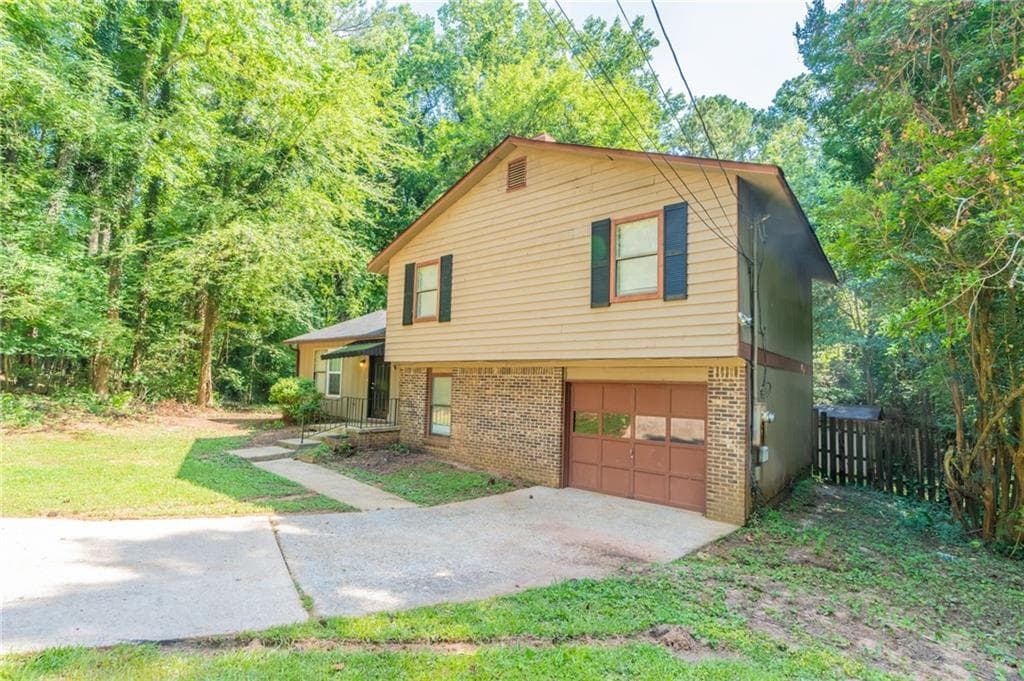 3 bedroom, 2 bathroom, 1,630 sq ft single family residence for sale at 3830 Chimney Stone Court, Ellenwood, GA 30294
