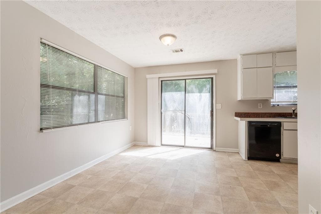 3 bedroom, 2 bathroom, 1,630 sq ft single family residence for sale at 3830 Chimney Stone Court, Ellenwood, GA 30294 — photo 8
