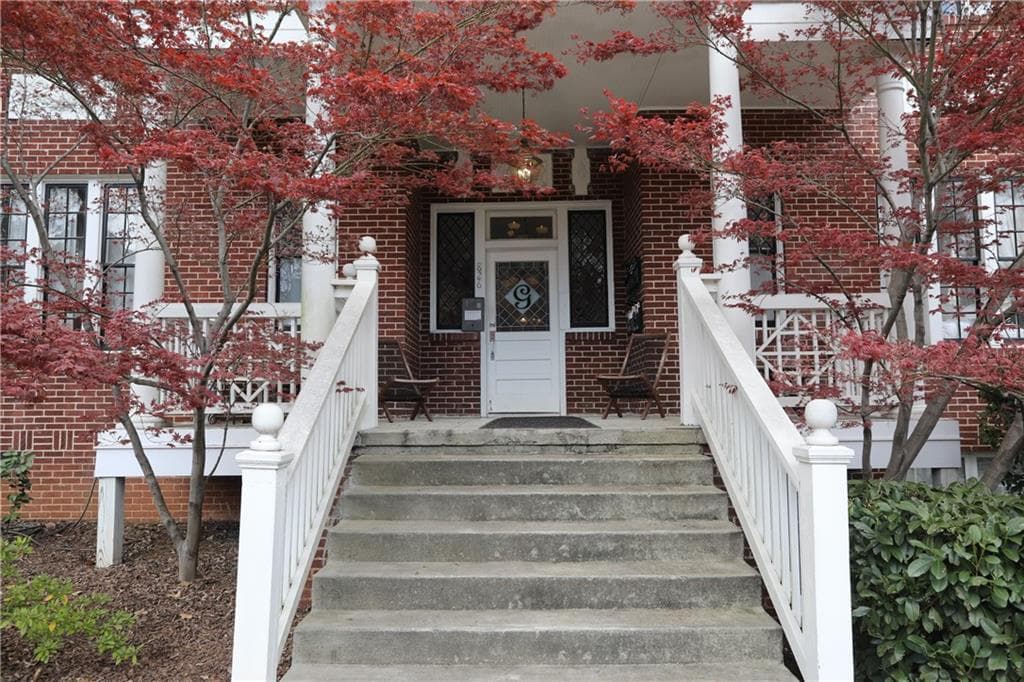 1 bedroom, 1 bathroom, 771 sq ft condominium sold at 826 Dixie Avenue 4, Atlanta, GA 30307