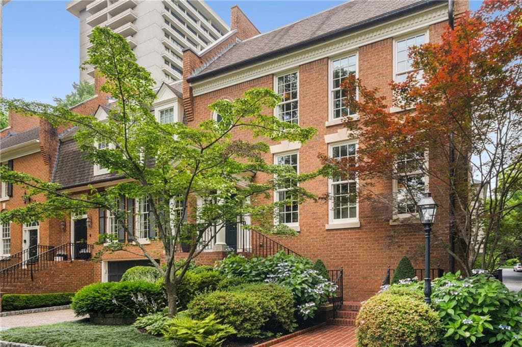 4 bedroom, 5 bathroom, 4,629 sq ft townhouse sold at 2615 Peachtree Road, Atlanta, GA 30305