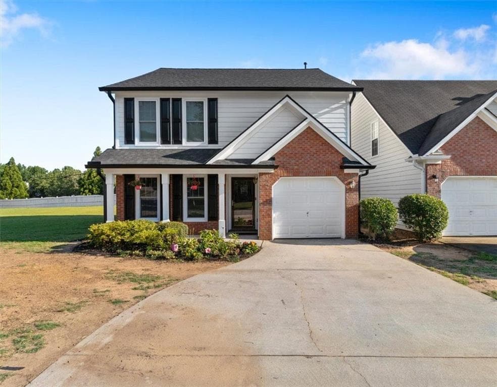 3 bedroom, 3 bathroom, 2,220 sq ft single family residence sold at 9562 LAKEVIEW Circle, Union City, GA 30291