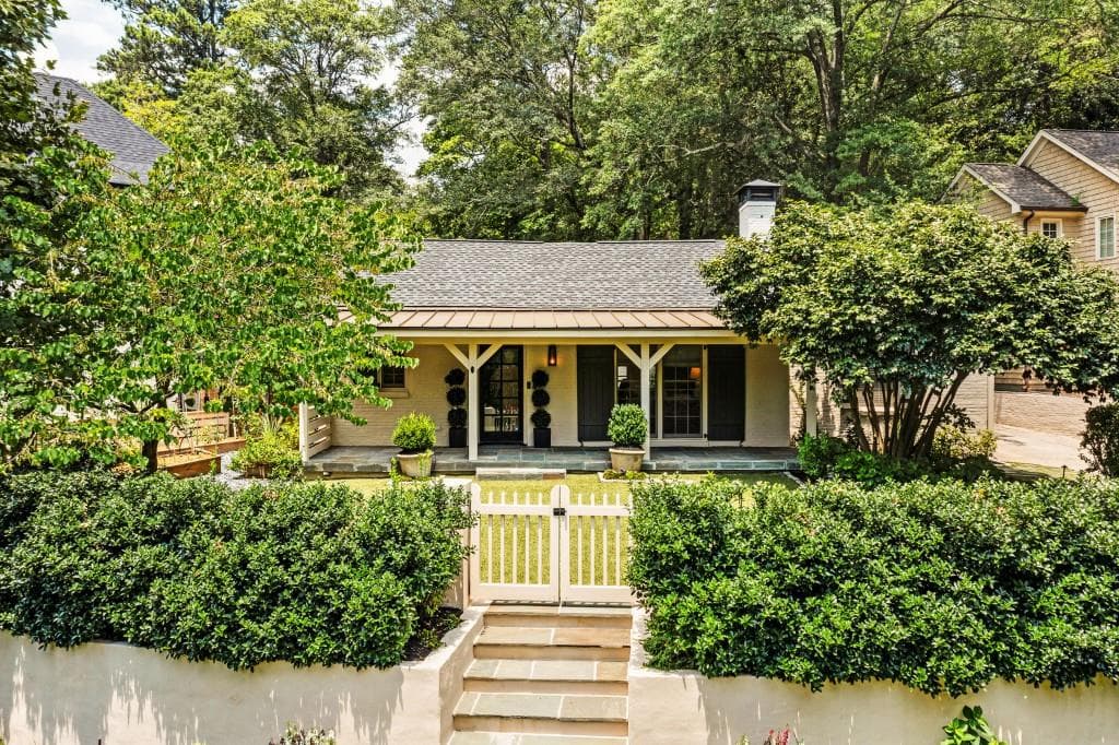 3 bedroom, 3 bathroom single family residence sold at 568 E Wesley Road, Atlanta, GA 30305