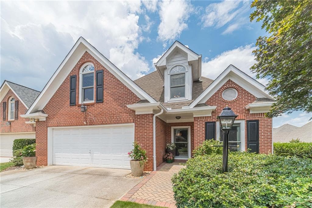 3 bedroom, 3 bathroom, 2,717 sq ft single family residence sold at 1905 Glenhurst Drive, Snellville, GA 30078
