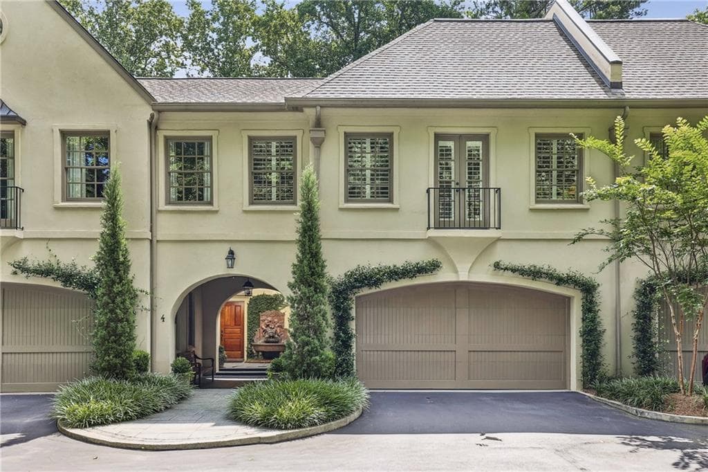 3 bedroom, 3 bathroom, 3,300 sq ft townhouse sold at 63 W Wieuca Road 5, Atlanta, GA 30342