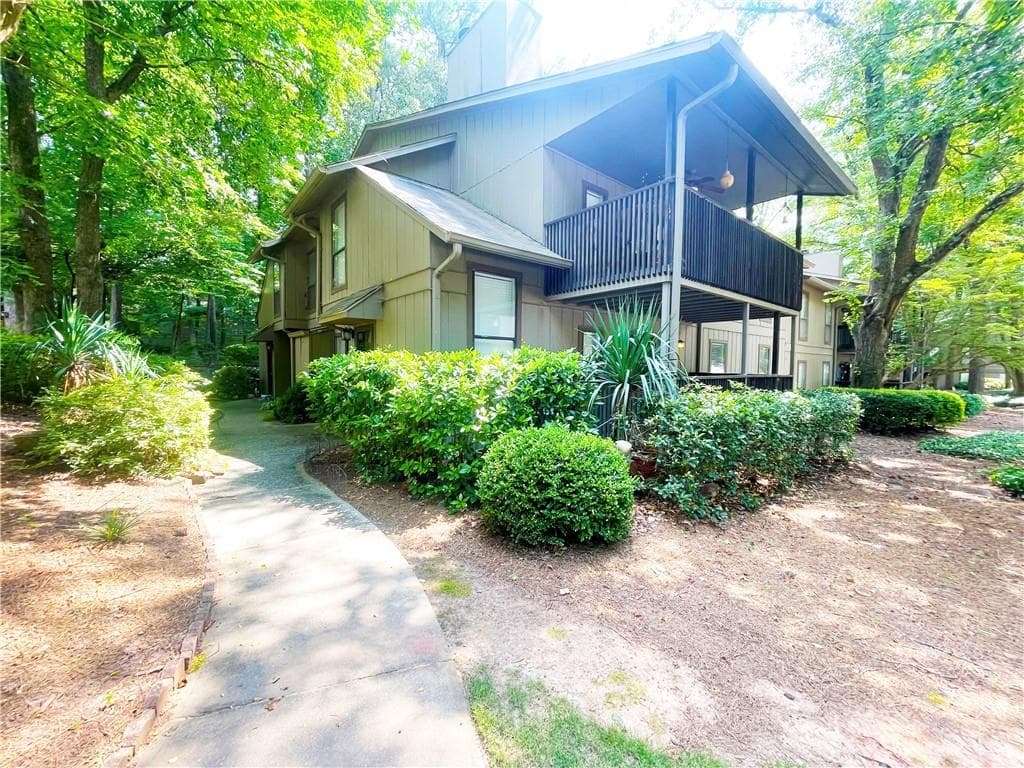 2 bedroom, 1 bathroom, 1,073 sq ft condominium sold at 1002 Cumberland Court, Smyrna, GA 30080
